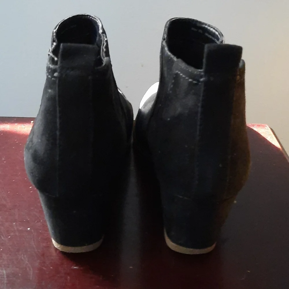 DV8 Dolce Vita Bria Black Suede Wedge Bootie Size 8.5